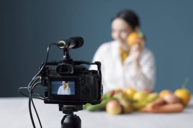 Profesyonel kadın beslenme uzmanı sağlıklı beslenmeden ve video blogu yapmaktan bahsediyor. 