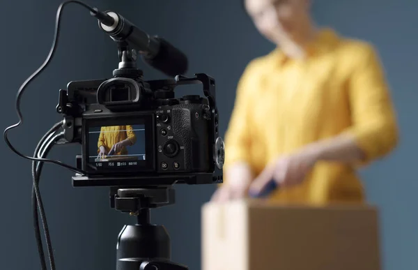 Vlogger Gör Unboxing Video För Hennes Kanal Hon Öppnar Leverans — Stockfoto