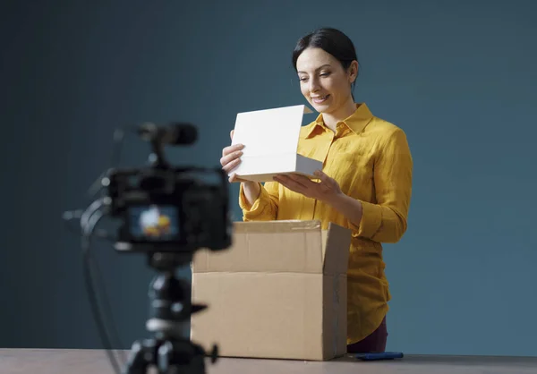 Vlogger Gör Unboxing Video För Hennes Kanal Hon Öppnar Leverans — Stockfoto