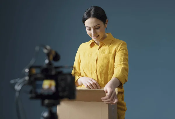 Vlogger Gör Unboxing Video För Hennes Kanal Hon Öppnar Leverans — Stockfoto