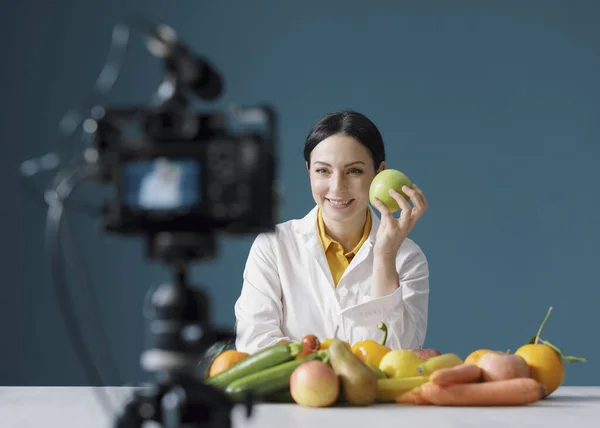 专业女性营养学家谈论健康饮食并制作视频博客 — 图库照片