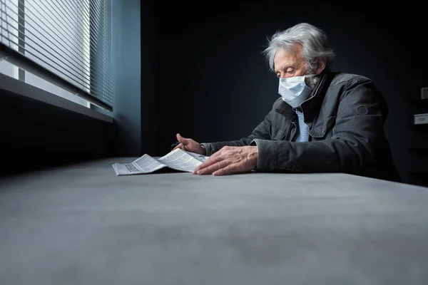 Quarantined Senior Sentado Casa Solo Leyendo Noticias Miedo Periódico Sobre —  Fotos de Stock