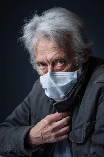 Elder Man Wearing Protective Face Mask Looking Camera Covid Outbreak — Stock Photo, Image