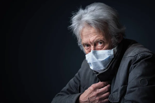 Anciano Con Una Máscara Facial Protectora Mirando Cámara Brote Covid —  Fotos de Stock