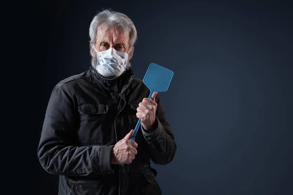 Självsäker Senior Skydda Sig Från Viruset Covid Han Bär Ansiktsmask — Stockfoto