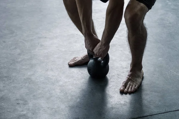 Spor Salonunda Egzersiz Yapan Atletik Bir Adam Halter Olarak Ağırlık — Stok fotoğraf