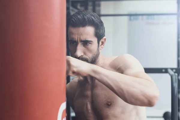 Boxeador Haciendo Ejercicio Con Saco Boxeo Gimnasio Enfoque Concepto Deportivo — Foto de Stock