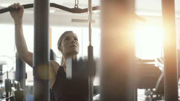 Donna Forma Atletica Che Allena Palestra Sta Lavorando Con Una — Foto Stock