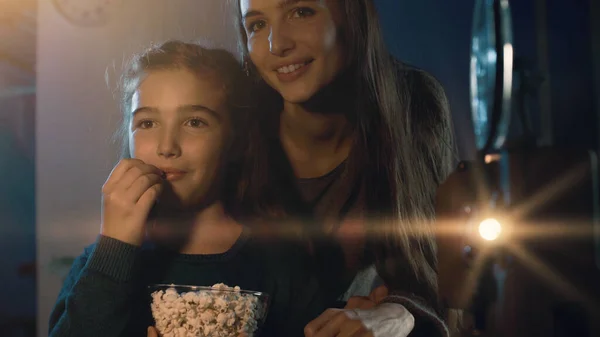 Irmãs Felizes Assistindo Filmes Antigos Juntos Usando Projetor Filme Menina — Fotografia de Stock