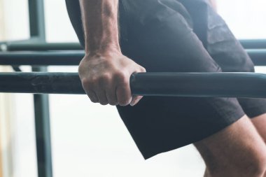 Spor salonunda spor salonunda spor yapan kaslı genç adam, spor ve spor konsepti, el sıkışın.