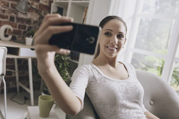 Chica Feliz Tomando Selfies Usando Teléfono Inteligente Sentado Sillón Sala — Foto de Stock