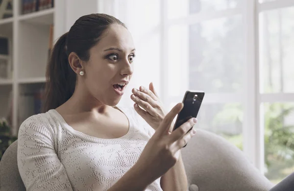 Joven Mujer Sorprendida Recibiendo Una Increíble Sorpresa Teléfono Inteligente —  Fotos de Stock