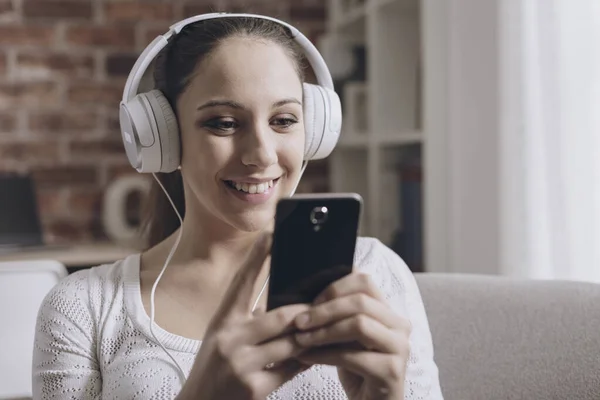 Gelukkig Jongedame Luisteren Naar Muziek Thuis Met Haar Smartphone Aansluiten — Stockfoto