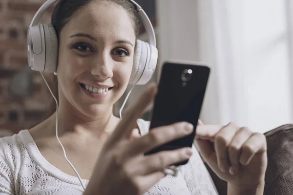 Mujer Joven Feliz Escuchando Música Casa Está Conectando Con Smartphone —  Fotos de Stock
