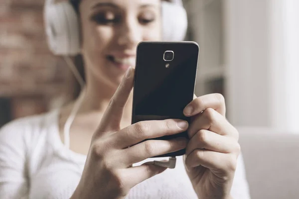 Mutlu Genç Kadın Evde Müzik Onun Smartphone Ile Bağlanma Giyen — Stok fotoğraf