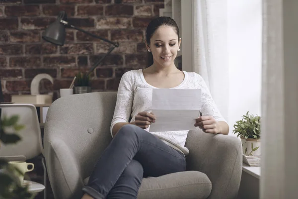 Gelukkig Jongedame Ontspannen Fauteuil Woonkamer Lezen Van Een Brief Ontspannen — Stockfoto