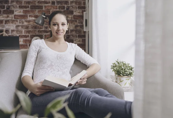 Feliz Linda Mujer Relajándose Casa Leyendo Libro Lado Una Ventana —  Fotos de Stock