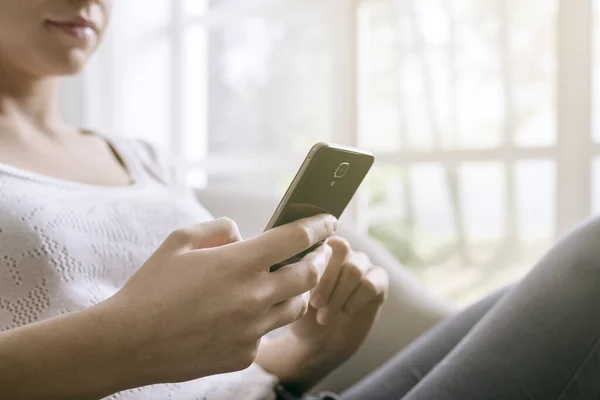 Jonge Vrouw Ontspannen Fauteuil Thuis Contact Met Haar Smartphone Chatten — Stockfoto