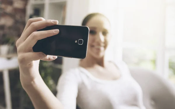 Fata Fericită Face Selfie Uri Folosind Smartphone Stând Fotoliul Din — Fotografie, imagine de stoc