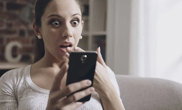 Junge Geschockte Frau Erhält Eine Unglaubliche Überraschung Auf Ihrem Smartphone — Stockfoto
