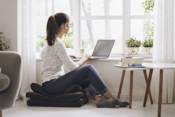 Jeune Femme Mignonne Connectant Avec Son Ordinateur Portable Maison Elle — Photo