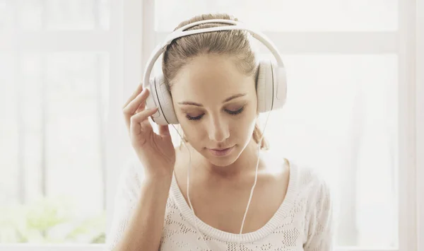 Gelukkig Ontspannen Vrouw Muziek Thuis Beluisteren Met Koptelefoon Zit Naast — Stockfoto