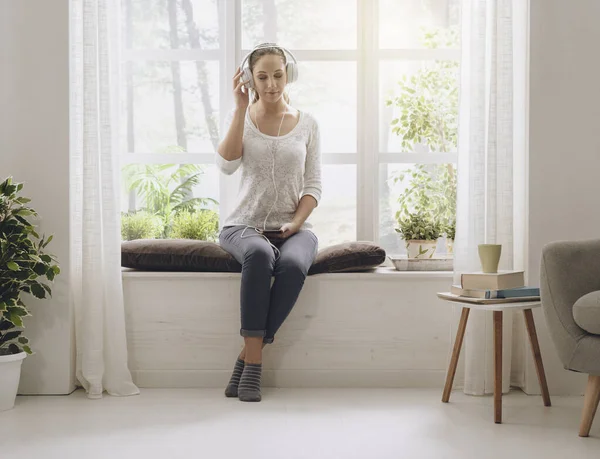 Bir Pencere Yanında Evde Oturan Kulaklık Kullanarak Müzik Rahat Mutlu — Stok fotoğraf