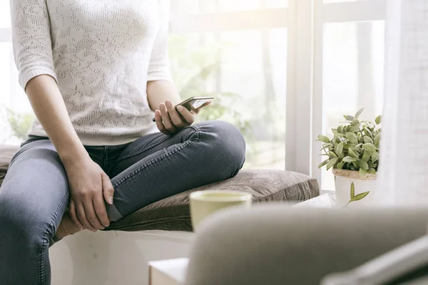 Žena Sedí Parapetu Spojení Její Smartphone Doma Blízko Ruce Nahoru — Stock fotografie