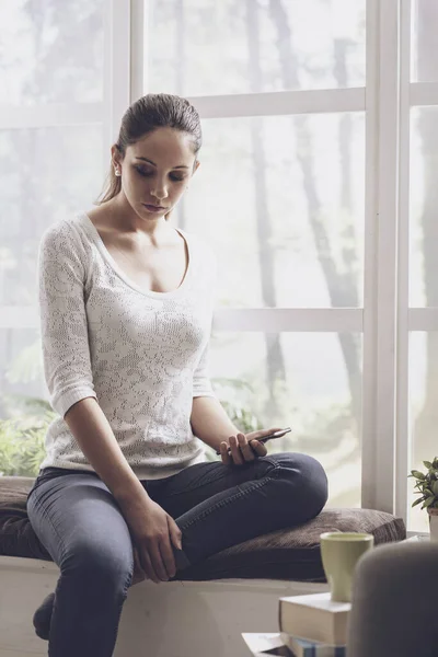 Traurige Frau Erhält Schlechte Nachrichten Telefon Sie Ist Herzzerreißend Und — Stockfoto