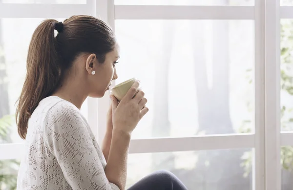 Jovem Mulher Fazendo Uma Pausa Para Café Casa Ela Está — Fotografia de Stock