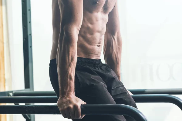 Musculoso Joven Sin Camisa Haciendo Ejercicio Gimnasio Bares Inmersión Fitness — Foto de Stock