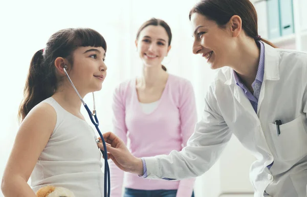用听诊器 儿童和保健概念对年轻病人进行体格检查的友善医生 — 图库照片