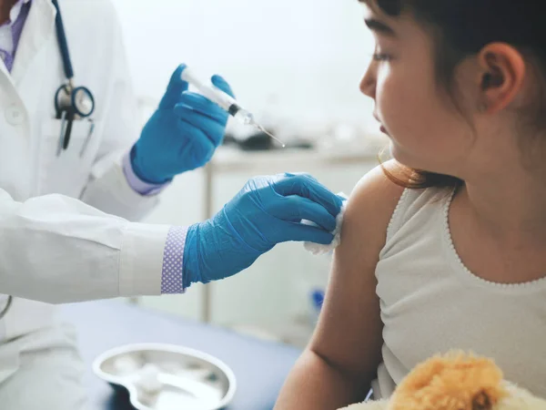 Kvinna Läkare Ger Injektion Till Ung Söt Flicka Med Hjälp — Stockfoto