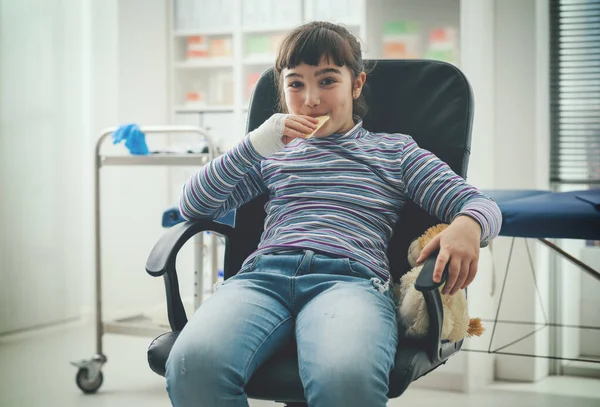 Menina Bonito Comer Lanche Consultório Médico Sentado Uma Cadeira Ela — Fotografia de Stock