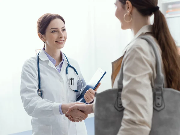 Kvinnlig Läkare Hälsar Kvinnlig Patient Skakar Hand Och Ler — Stockfoto