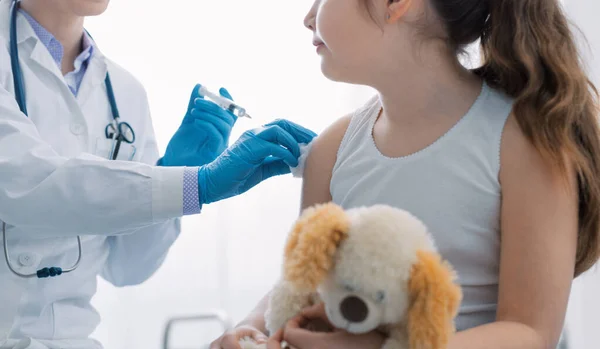 注射器 予防接種 予防接種の概念を使用して若いかわいい女の子への注射を与える女性医師 — ストック写真