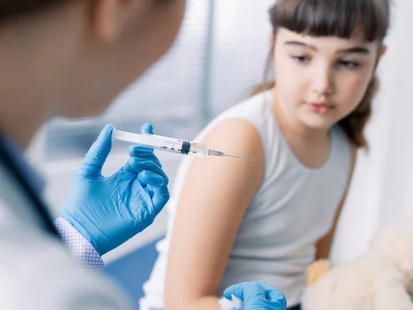 Médico Femenino Inyectando Una Joven Linda Usando Una Jeringa Vacunación — Foto de Stock