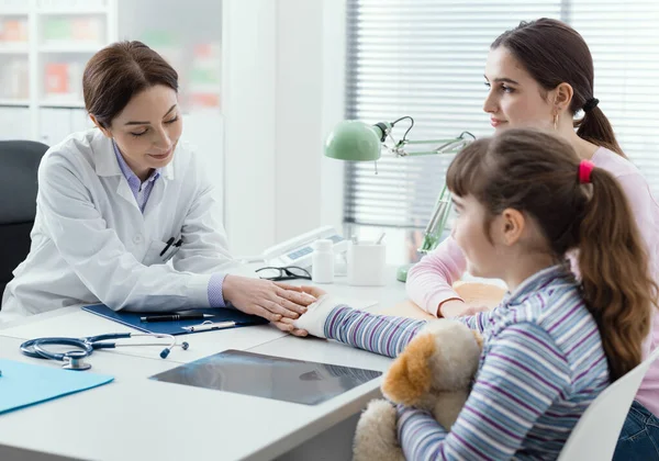 Kinderarts Bezoekt Een Jonge Patiënt Met Gebroken Pols Verband Het — Stockfoto