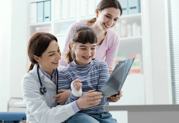 Vriendelijke Dokter Houdt Een Meisje Haar Schoot Toont Haar Een — Stockfoto