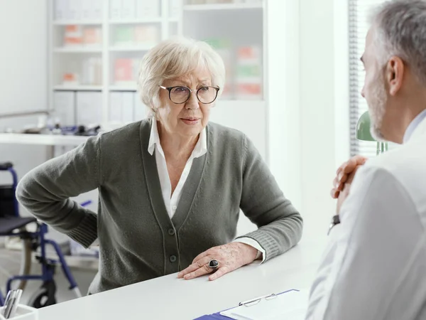 Femme Âgée Dans Bureau Médecin Elle Des Maux Dos Des — Photo