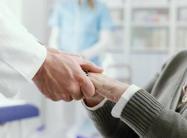Médico Profesional Ayudando Apoyando Paciente Mayor Está Sosteniendo Sus Manos — Foto de Stock