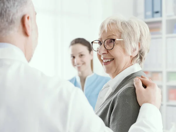 Smiling Senior Lady Meeting Doctor Clinic Visit Doctor Holding Her — Stock Photo, Image