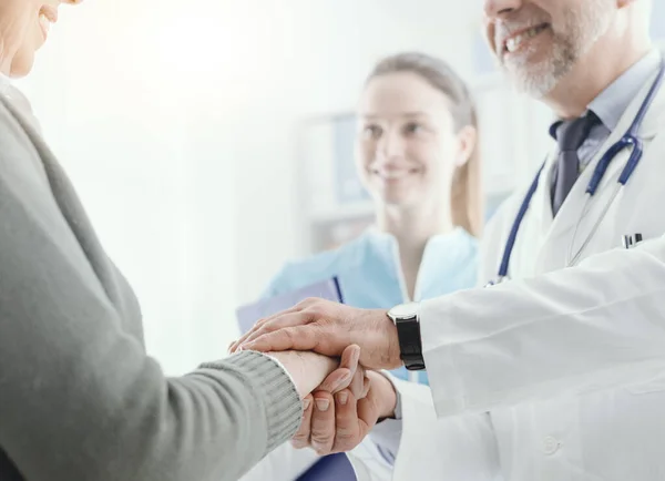 Médico Profesional Ayudando Apoyando Paciente Mayor Está Sosteniendo Sus Manos — Foto de Stock