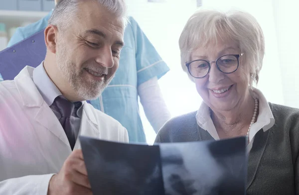 Radiologo Professionista Che Esamina Immagine Raggi Con Paziente Anziano Durante — Foto Stock