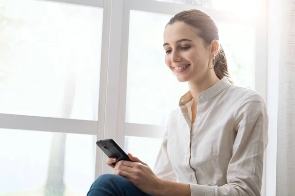 Feliz Sorrindo Mulher Conectando Com Seu Telefone Inteligente Casa Lado — Fotografia de Stock