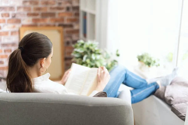 Jeune Femme Relaxant Maison Côté Une Fenêtre Elle Est Assise — Photo