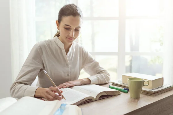 Joven Hermosa Mujer Sentada Escritorio Estudiando Casa Ella Está Escribiendo — Foto de Stock