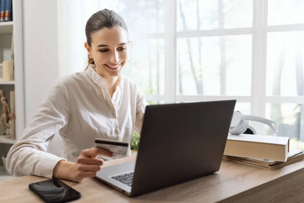 Lachende Vrouw Ontspannen Thuis Doen Online Winkelen Haar Laptop Met — Stockfoto