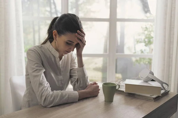 Triste Joven Cansada Sentada Escritorio Bebiendo Café — Foto de Stock