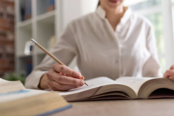 Kolej Öğrencisi Ders Çalışıyor Bir Kitaba Notlar Yazıyor Elini Kapat — Stok fotoğraf